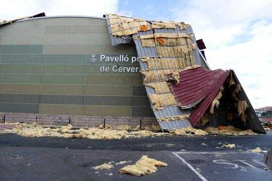 El vent arrenca part de la coberta del pavelló poliesportiu de Cervera