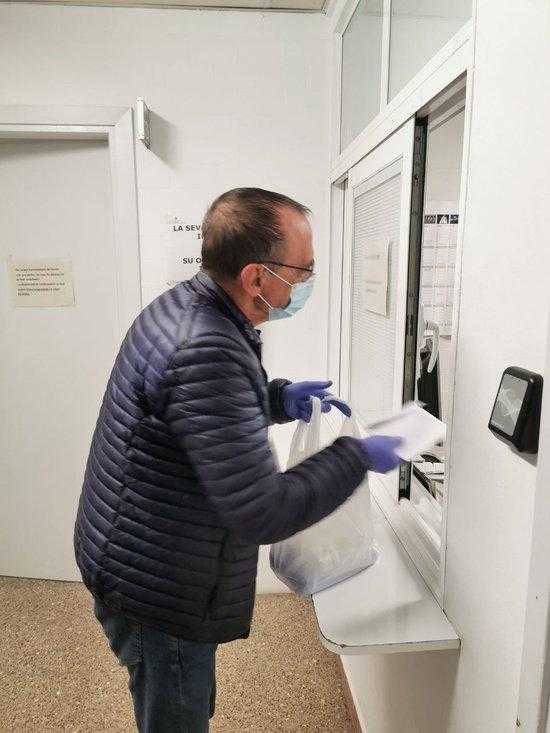 L'alcalde Miquel Pueyo fa de voluntari a la Xarxa de Solidaritat de Lleida