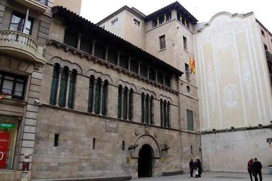 La Paeria desestima el recurs presentat pel Grup de Dones de Lleida i suspèn la licitació que dona suport a dones maltractades