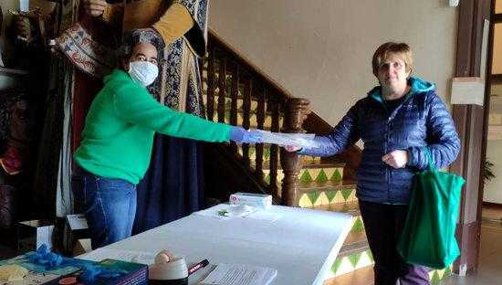 Mestresses de casa d'Alcarràs lliuren a l'Ajuntament prop de 600 mascaretes casolanes