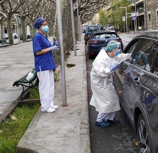 L'Hospital de la Seu fa proves per detectar la covid-19 a l'exterior i dins el cotxe