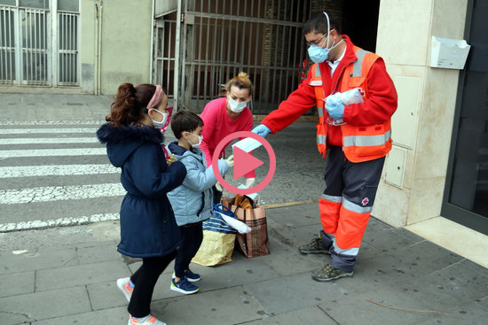 ⏯️ Voluntaris de Creu Roja i de Protecció Civil reparteixen mascaretes al transport públic
