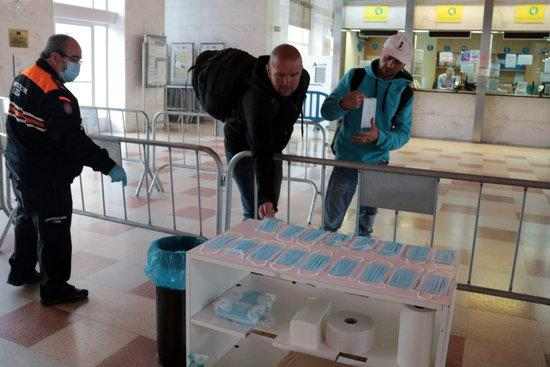 ⏯️ Voluntaris de Creu Roja i de Protecció Civil reparteixen mascaretes al transport públic