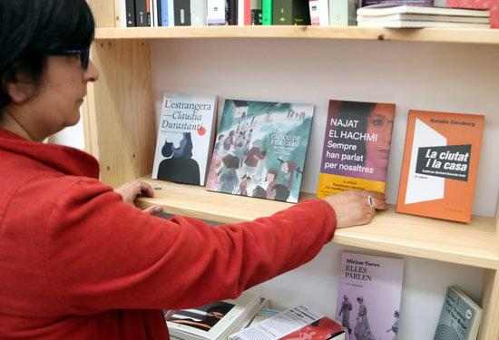 Assajos sobre feminisme, racisme i desigualtats socials, apostes per un Sant Jordi confinat