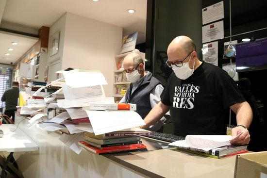Sant Jordi s'enfronta al confinament amb iniciatives literàries virtuals i roses a domicili