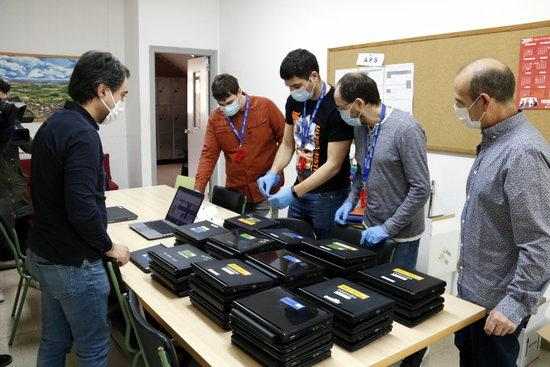 ⏯️ Educació reparteix 22.000 dispositius electrònics a alumnes per seguir el curs des de casa