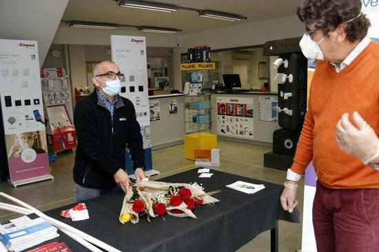 Roses a domicili per no perdre la tradició de Sant Jordi malgrat el coronavirus