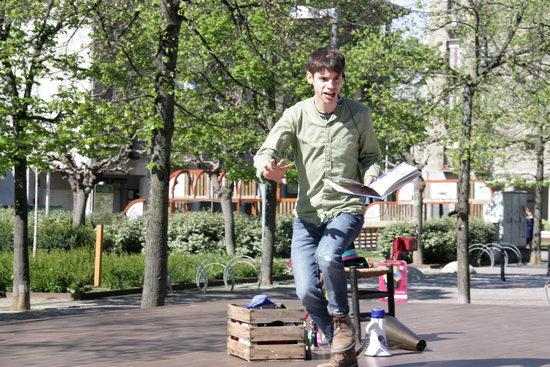 La Seu d'Urgell i Sort fan arribar els contes del Pirineu als balcons en un Sant Jordi confinat