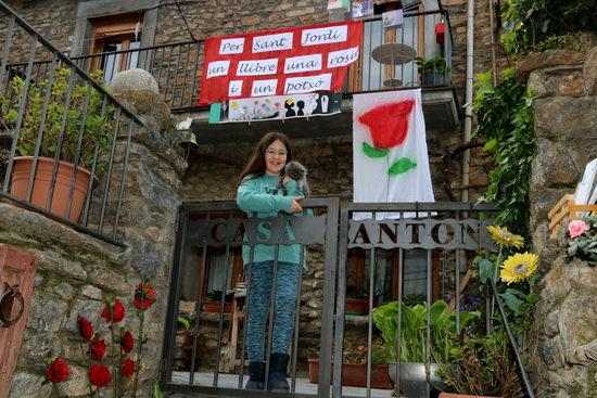 La Seu d'Urgell i Sort fan arribar els contes del Pirineu als balcons en un Sant Jordi confinat