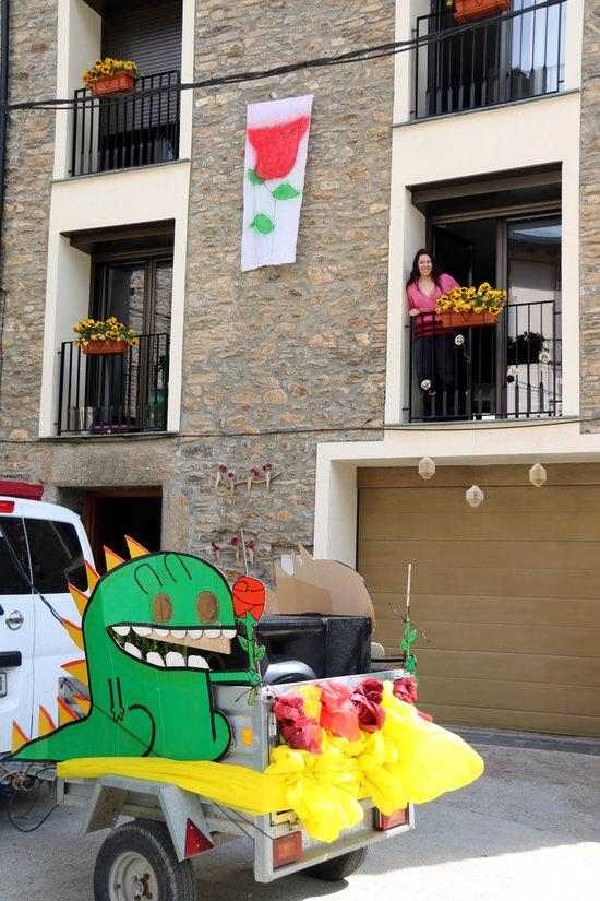 La Seu d'Urgell i Sort fan arribar els contes del Pirineu als balcons en un Sant Jordi confinat