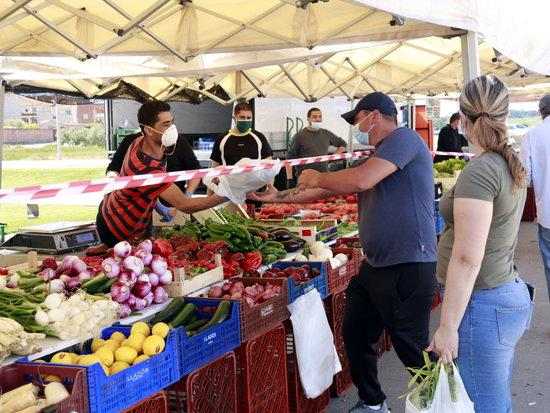⏯️ Fondarella reobre el seu mercat amb només un 10% dels paradistes