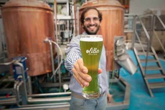 Neix al Pallars Jussà la primera cervesa verda d'oliva del món