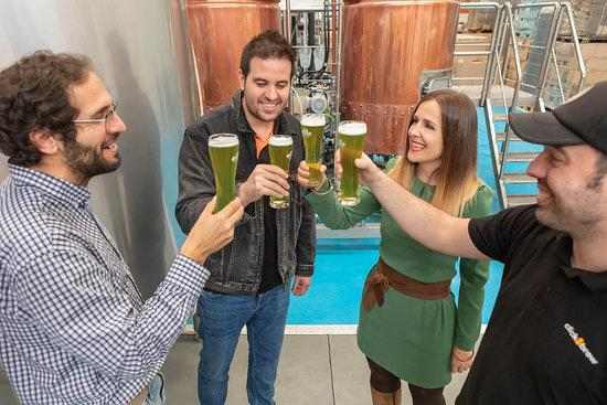 Neix al Pallars Jussà la primera cervesa verda d'oliva del món