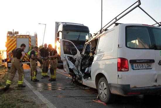 ⏯️ Mor el conductor d'una furgoneta en un xoc frontal contra un camió a Puigverd de Lleida