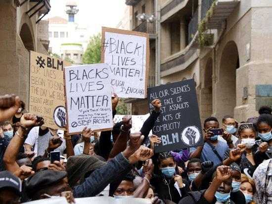 ⏯️ Centenars de persones es manifesten a Lleida contra el racisme