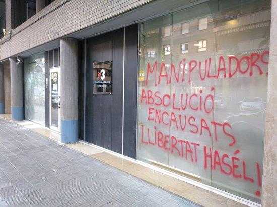Trenquen vidres i pinten 'manipuladors' a la delegació de TV3 a Lleida