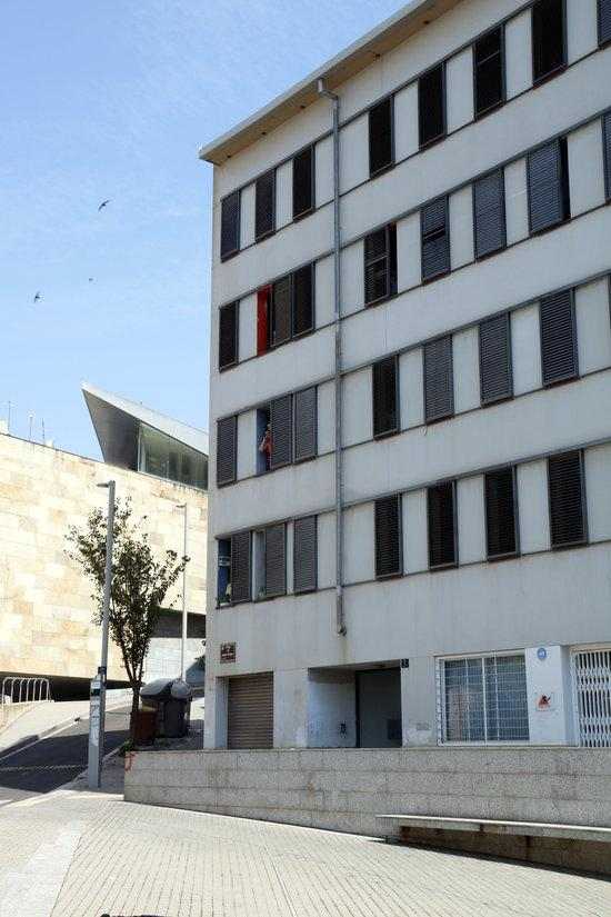 Veïns del Centre Històric asseguren que no es compleix el confinament als dos immobles on hi ha brots