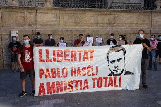 Manifestació contra l'empresonament de Pablo Hasel es converteix en concentració arran del confinament