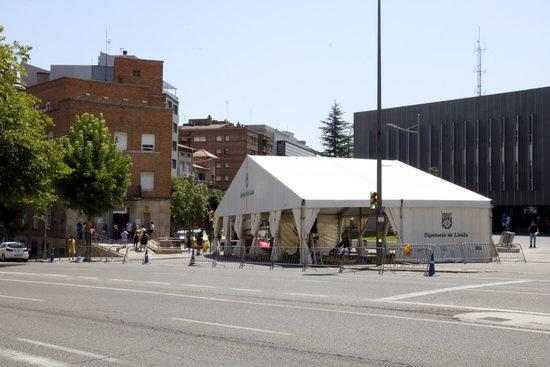 ⏯️ Instal·len una nova carpa a Lleida per reforçar l'atenció covid-19 en Primària