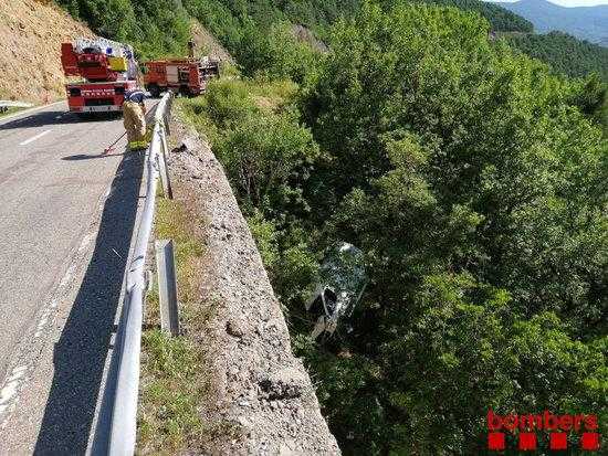Ferit lleu en caure amb furgoneta per un barranc a Soriguera
