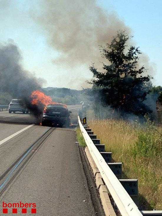 Un incendi crema un turisme i massa forestal a l'AP-2 a l'Albi