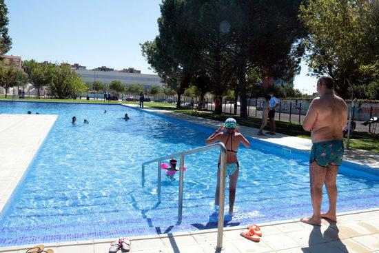 Habilitats els Centres Cívics de Mariola, Bordeta i Centre Històric per treure entrades per a les piscines municipals