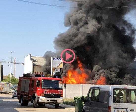 ⏯️ Tres ferits i desallotjats dos pisos a l'incendiar-se un taller a Tàrrega
