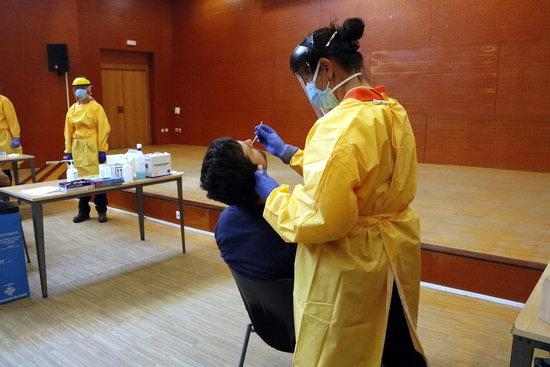 Catalunya suma 736 casos de covid-19 i 12 morts
