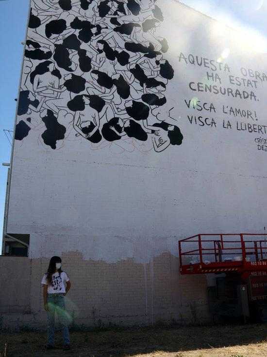 ⏯️ Més d'un centenar de persones es concentren davant el mural "censurat" a Torrefarrera