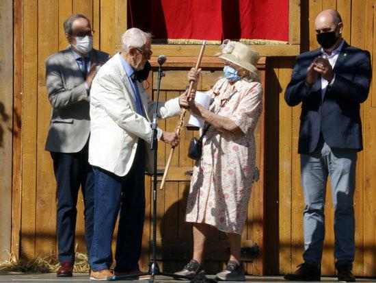 ⏯️ L'Encontats homenatja Josep Vallverdú amb una escultura del popular personatge Rovelló