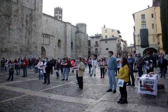 ⏯️ Un centenar de persones es concentra a la Seu d'Urgell en rebuig a la inhabilitació de Torra
