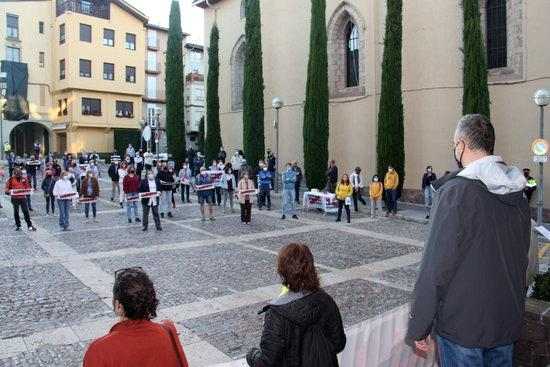 ⏯️ Un centenar de persones es concentra a la Seu d'Urgell en rebuig a la inhabilitació de Torra