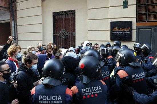 ⏯️ Tensió entre Mossos i activistes de la PAH durant un desnonament a Lleida