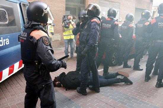 ⏯️ Tensió entre Mossos i activistes de la PAH durant un desnonament a Lleida