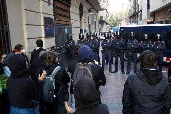 ⏯️ Tensió entre Mossos i activistes de la PAH durant un desnonament a Lleida