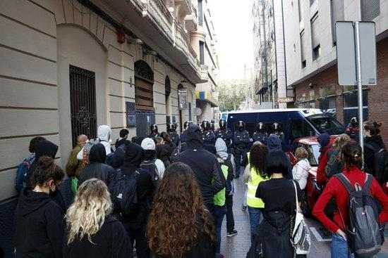 ⏯️ Tensió entre Mossos i activistes de la PAH durant un desnonament a Lleida