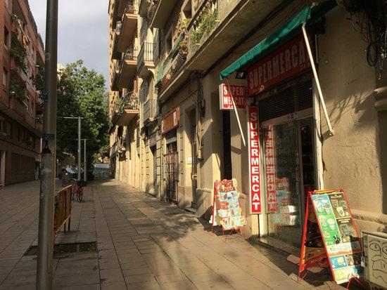 Entra en vigor el tancament de botigues 24 hores a les 22 h de la nit