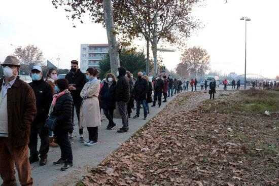 ⏯️ Llarga cua a Lleida per participar en el cribratge amb test ràpid de covid-19
