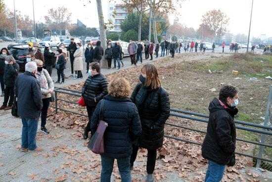 ⏯️ Llarga cua a Lleida per participar en el cribratge amb test ràpid de covid-19