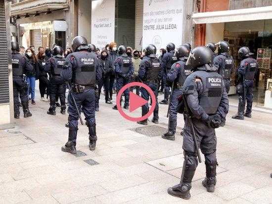 ⏯️ Un dispositiu policial impedeix que els CDR accedeixin a la plaça on Vox havia convocat un acte