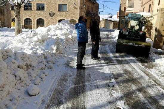 ⏯️ Pobles de les Garrigues acceleren la retirada de neu per evitar la formació de gel