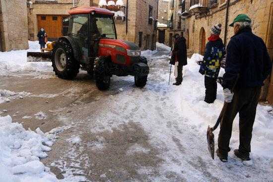 ⏯️ Pobles de les Garrigues acceleren la retirada de neu per evitar la formació de gel