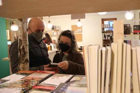 ⏯️ Una quadra d'animals es converteix en una llibreria arran del confinament al Pallars Sobirà