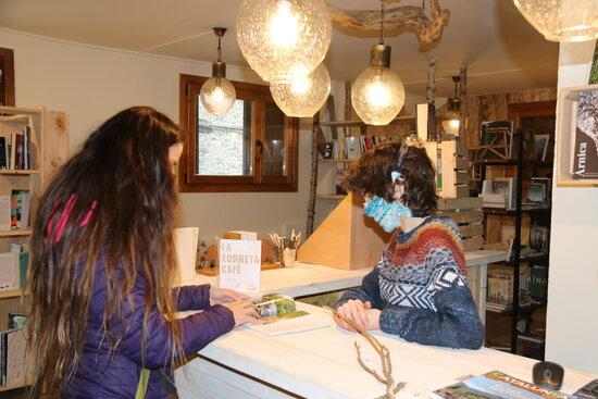 ⏯️ Una quadra d'animals es converteix en una llibreria arran del confinament al Pallars Sobirà