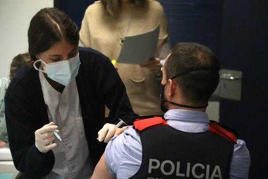 ⏯️ Un centenar de mossos de la Seu d'Urgell reben la primera dosi de la vacuna contra la Covid-19