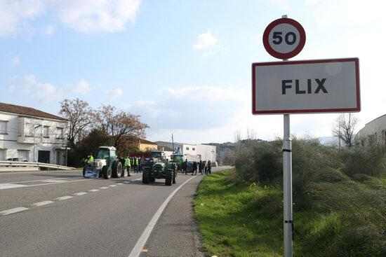 Els pagesos tallen la C-12 a Flix per exigir ajuts als productors afectats pel temporal Filomena