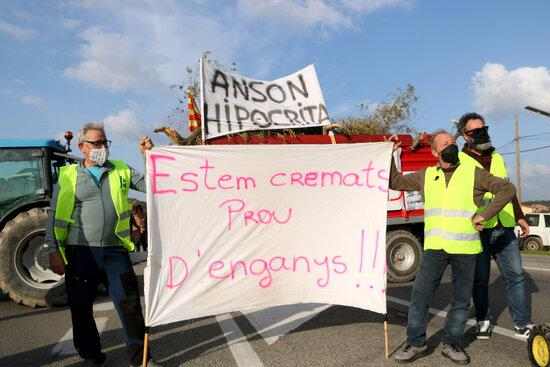 Els pagesos tallen la C-12 a Flix per exigir ajuts als productors afectats pel temporal Filomena