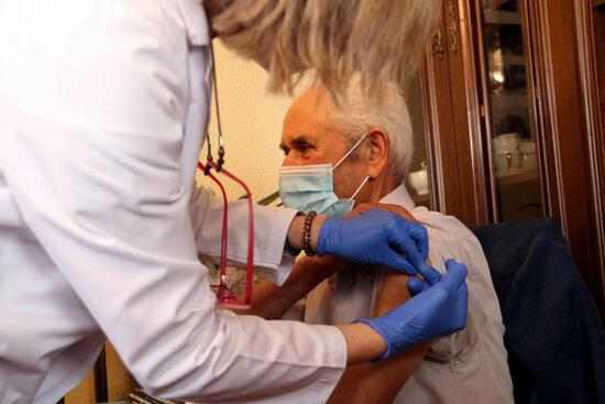 Salut té encara més de 17.400 cites vacants per vacunar persones d'entre 60 i 65 anys