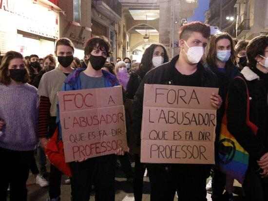 ⏯️ Unes 200 persones alcen la veu a Lleida contra els abusos sexuals a l'Aula de Teatre