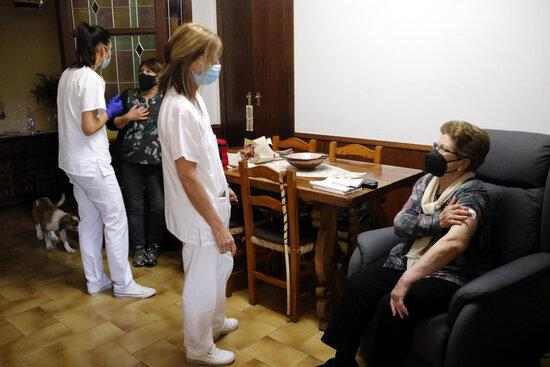 ⏯️ Així es vacuna al món rural: servei a domicili i recorreguts a peu per fer arribar les dosis